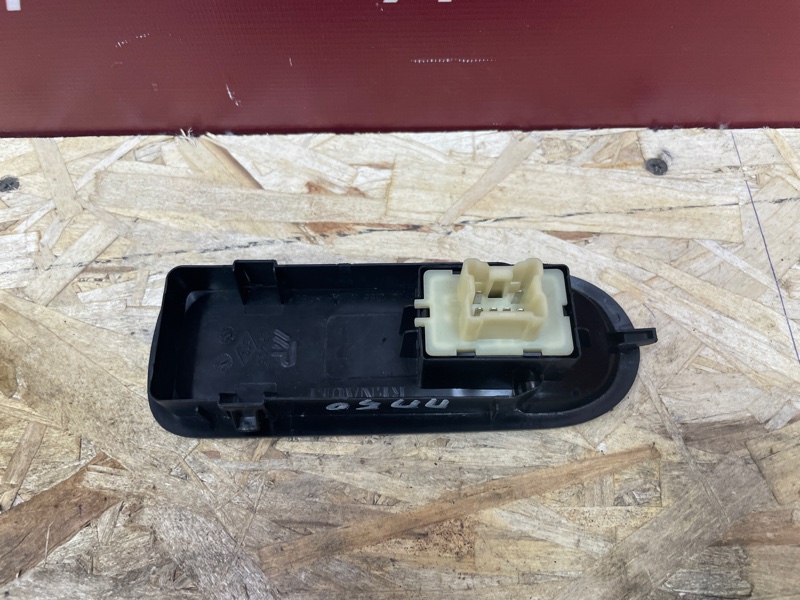 Кнопка стеклоподъемника