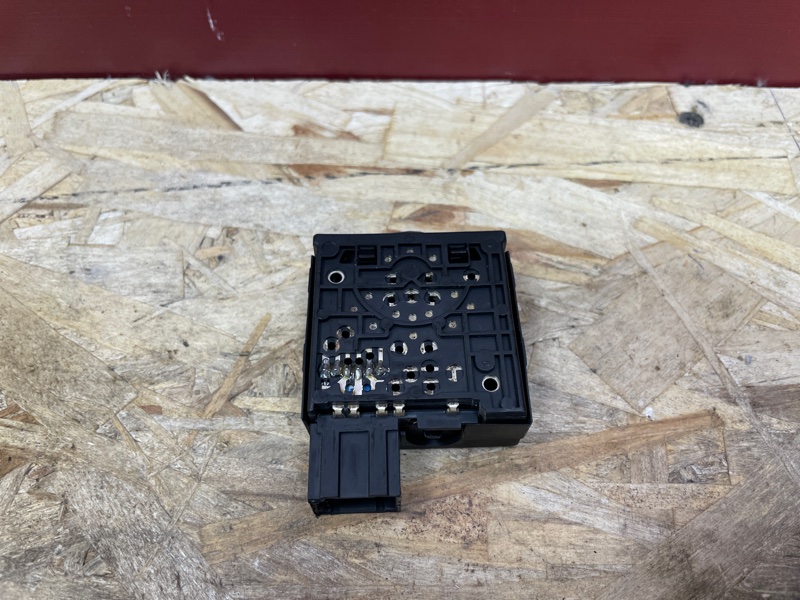 Кнопка корректора фар