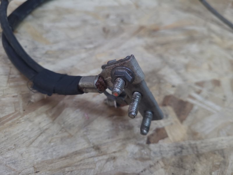 Клемма аккумулятора (минусовая)