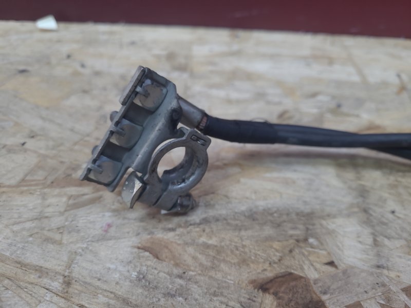 Клемма аккумулятора (минусовая)