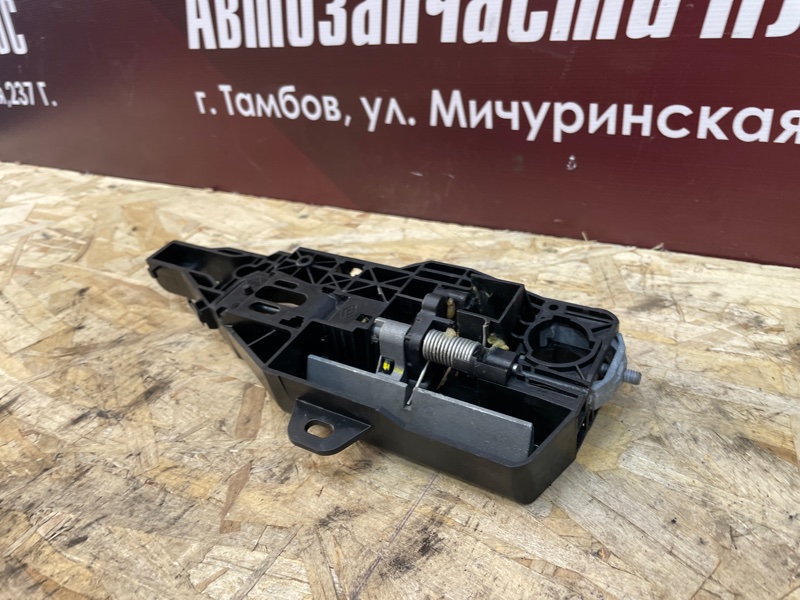 Кронштейн ручки двери