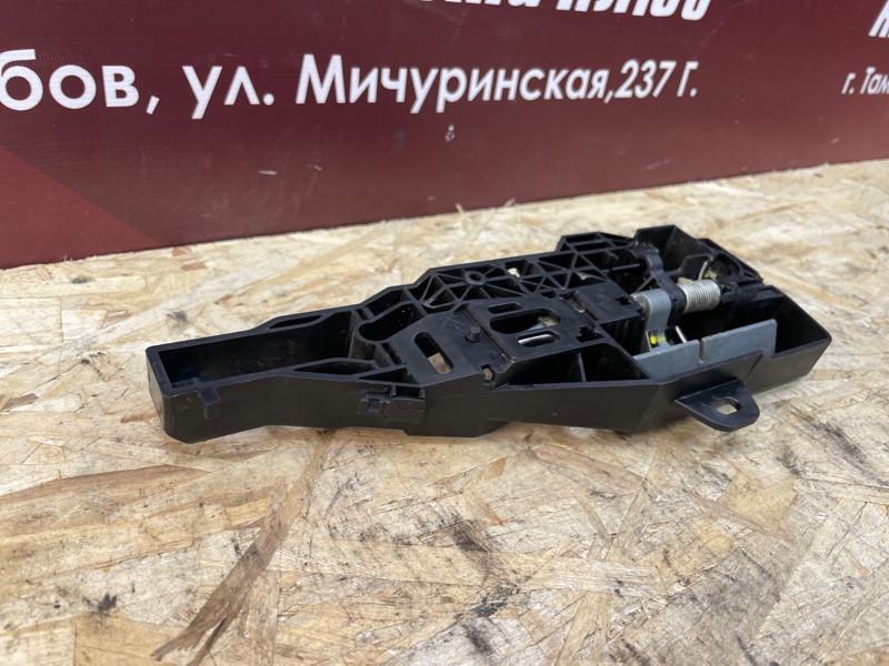 Кронштейн ручки двери