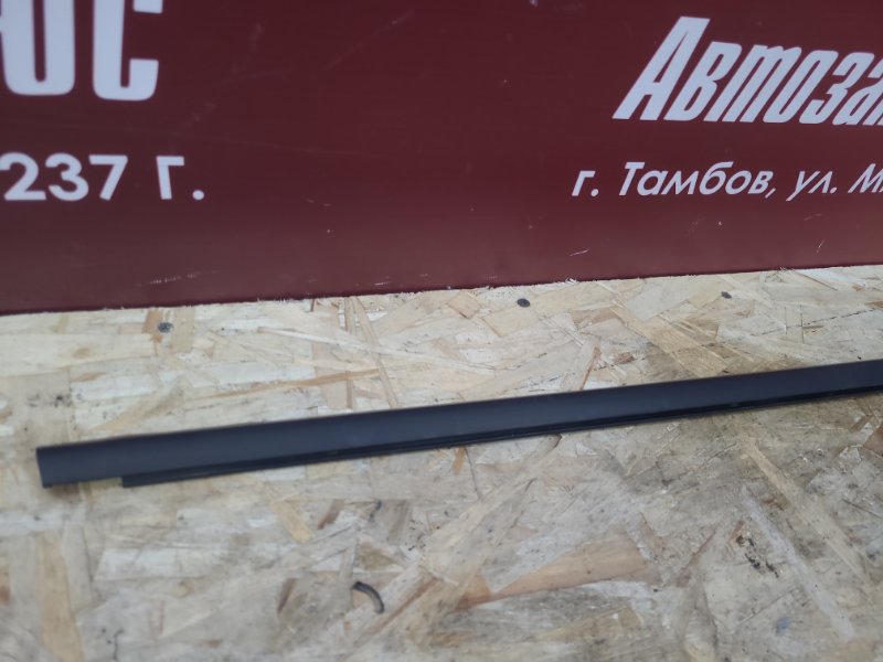 Уплотнитель стекла      двери