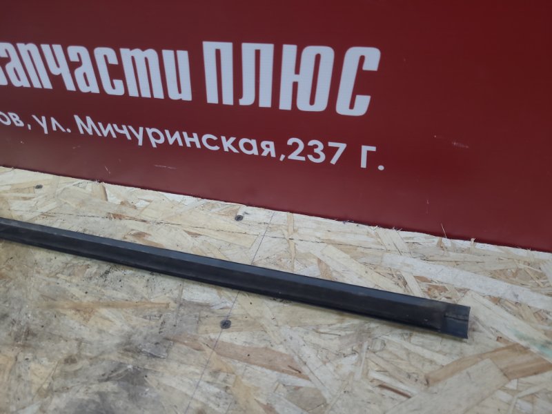 Уплотнитель стекла      двери