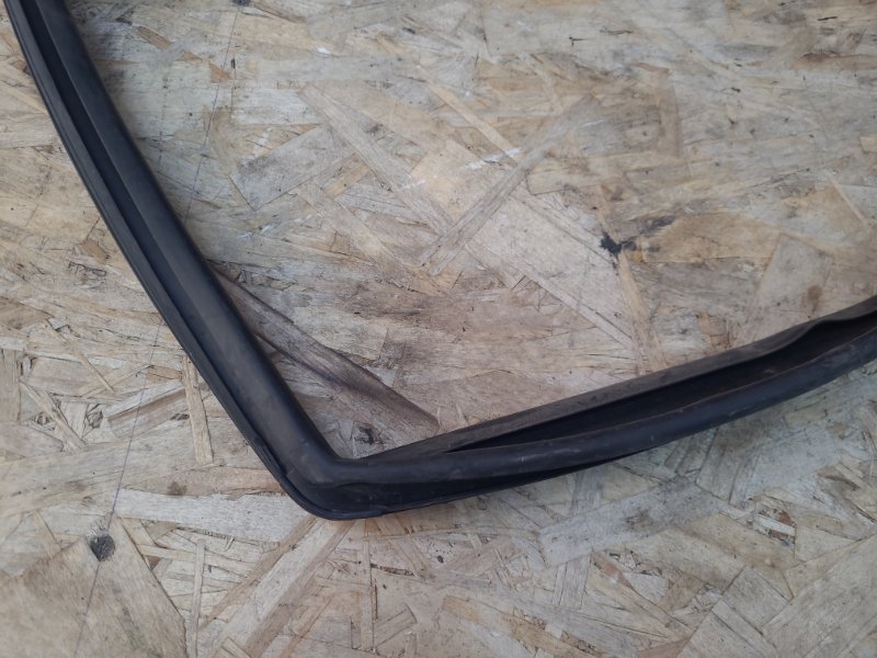 Уплотнитель стекла      двери