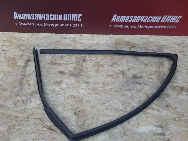 Уплотнитель стекла      двери