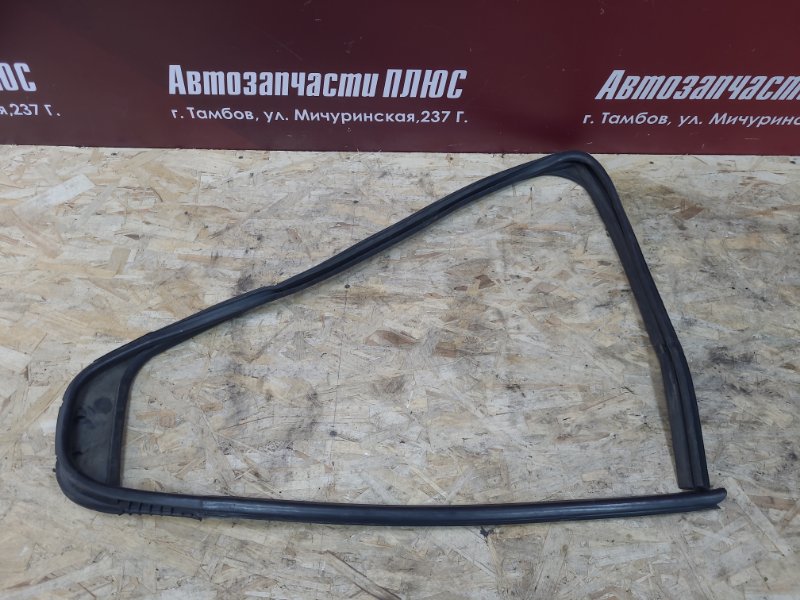 Уплотнитель стекла      двери