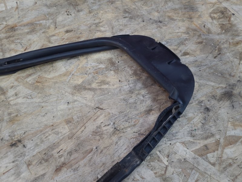 Уплотнитель стекла      двери