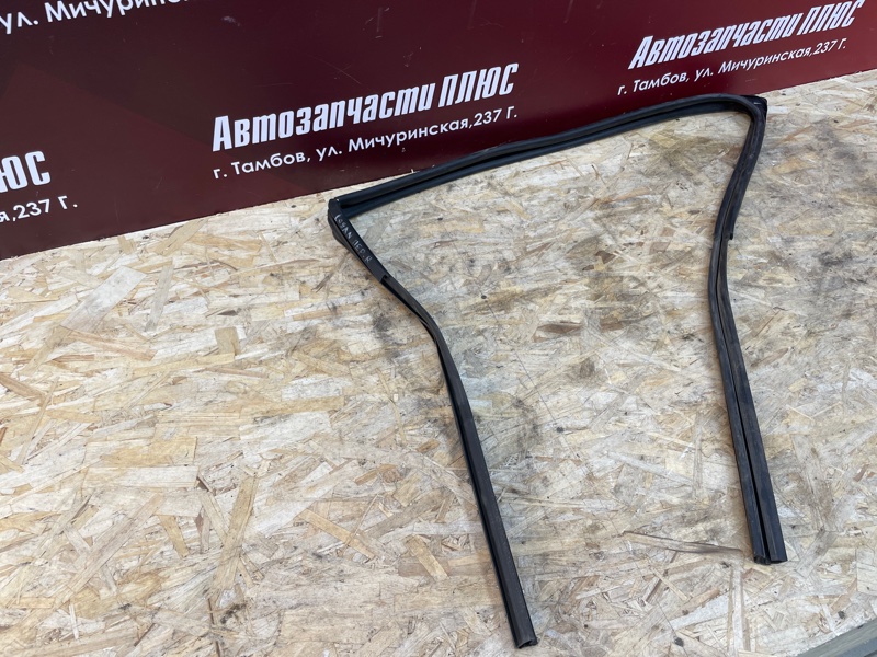 Уплотнитель стекла      двери