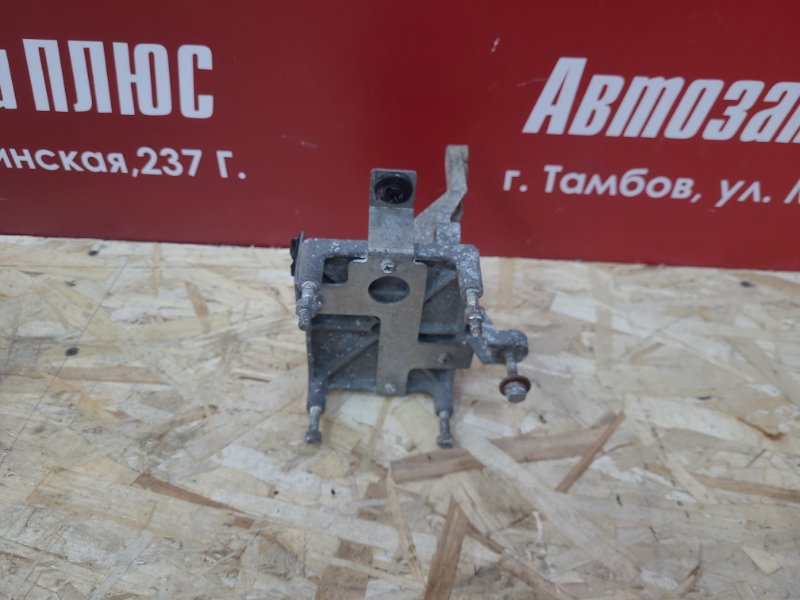 Кронштейн блока управления двигателем