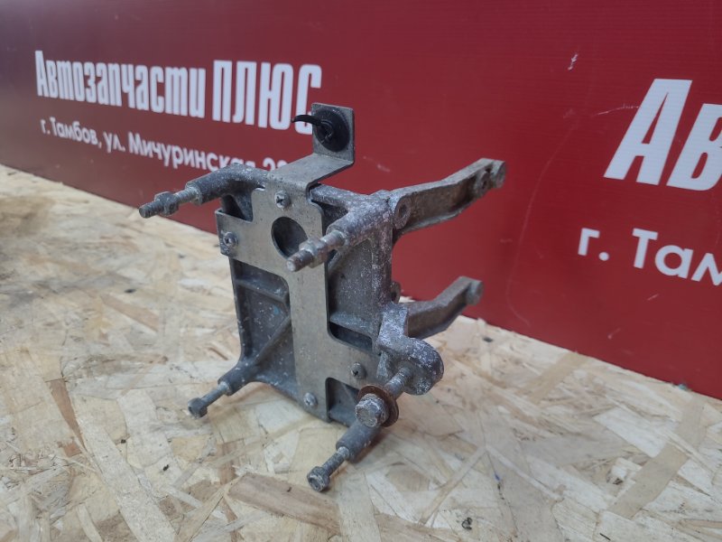 Кронштейн блока управления двигателем