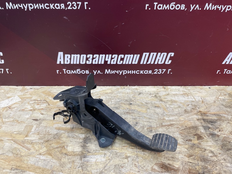 Педаль сцепления