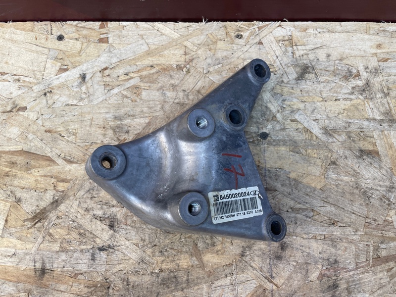 Кронштейн опоры двигателя