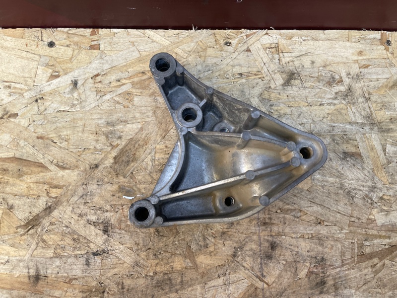 Кронштейн опоры двигателя