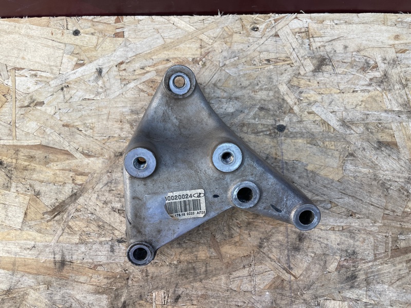 Кронштейн опоры двигателя