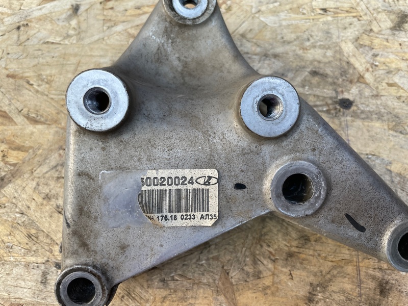 Кронштейн опоры двигателя