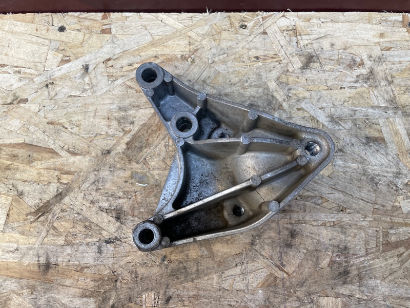 Кронштейн опоры двигателя