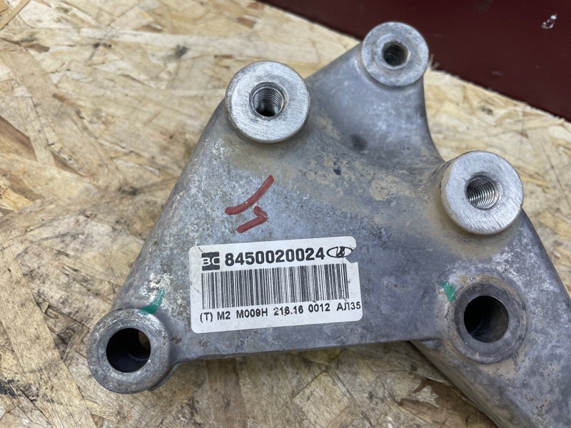 Кронштейн опоры двигателя