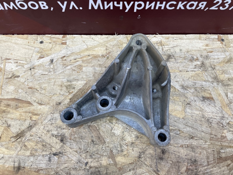 Кронштейн опоры двигателя