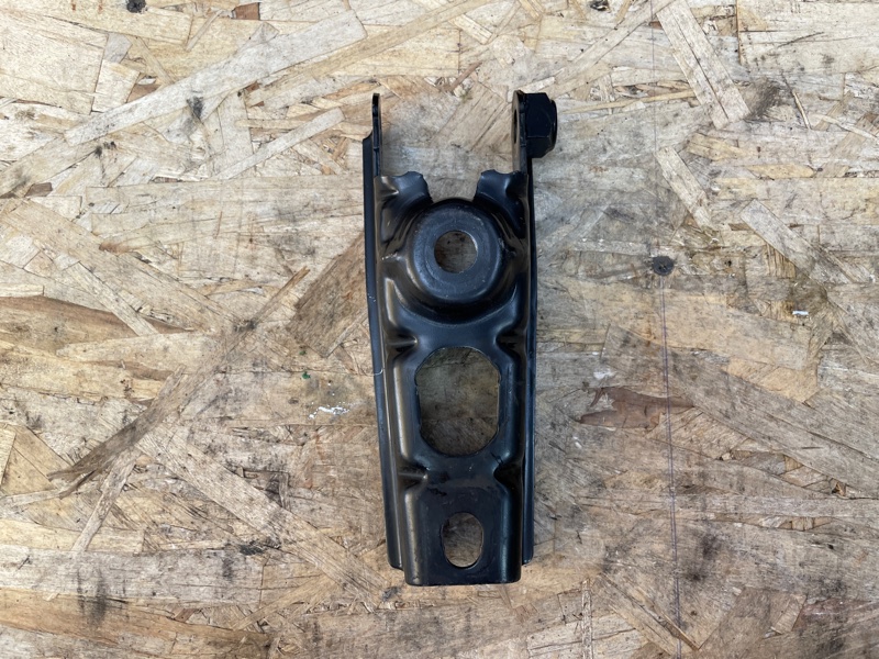 Кронштейн опоры двигателя