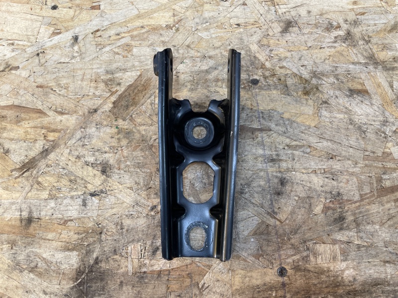 Кронштейн опоры двигателя