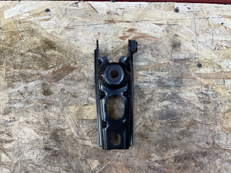 Кронштейн опоры двигателя