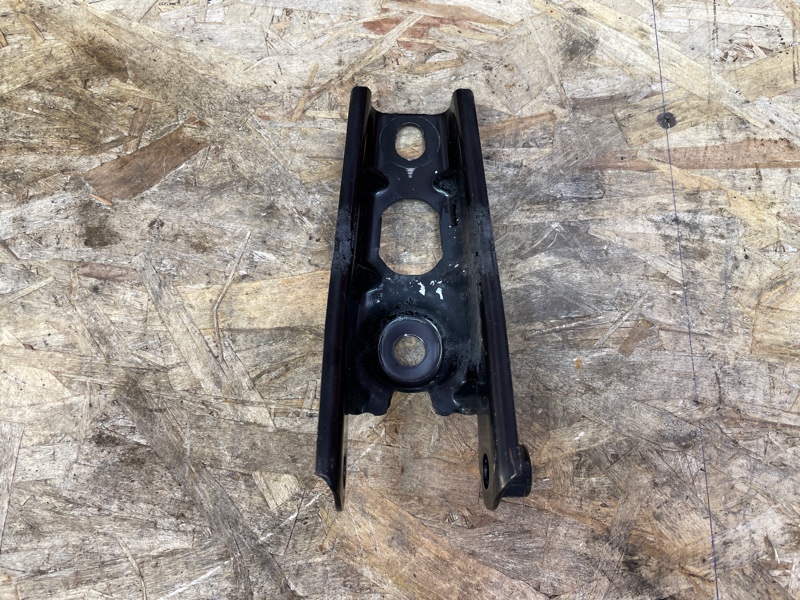 Кронштейн опоры двигателя