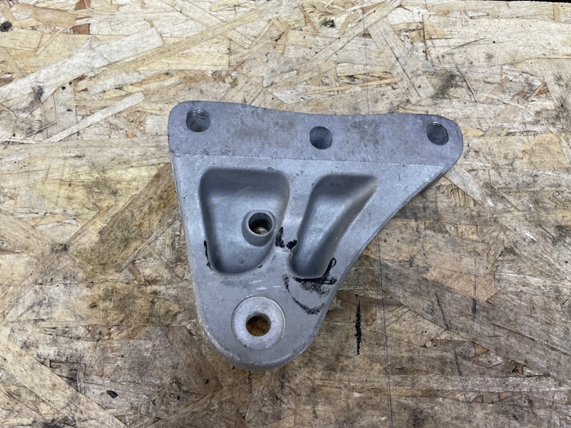 Кронштейн опоры двигателя