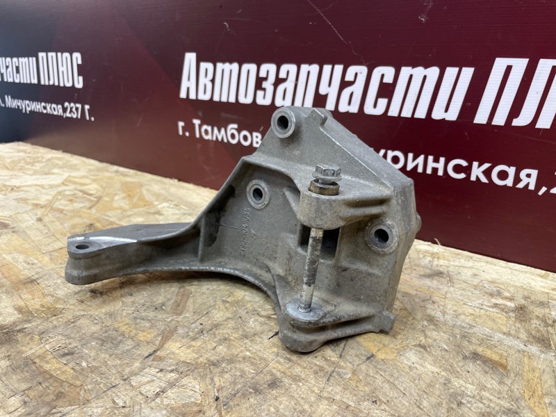 Кронштейн генератора