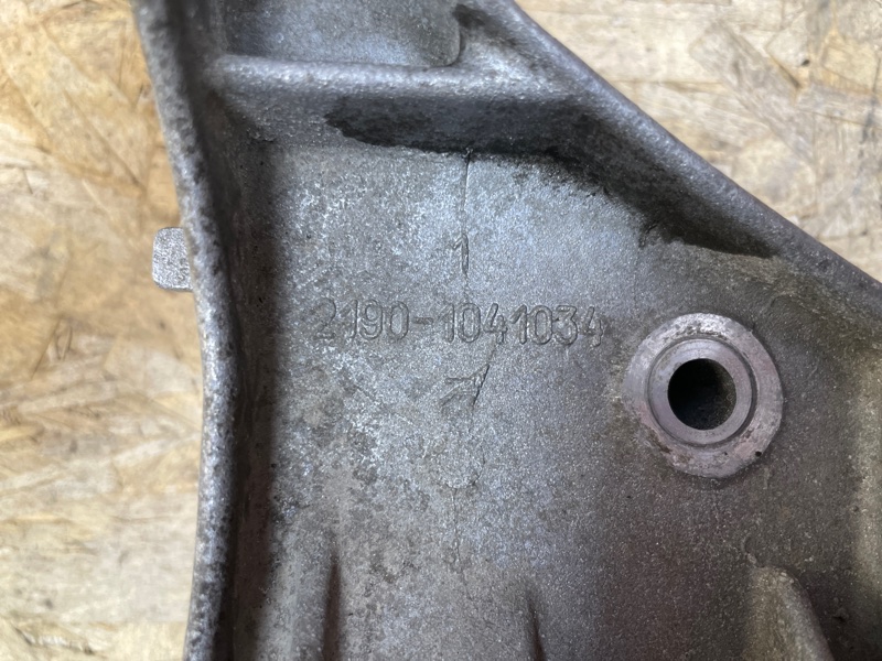 Кронштейн генератора