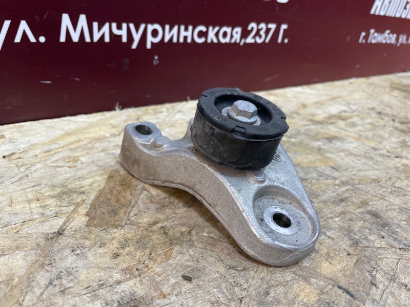 Кронштейн опоры двигателя