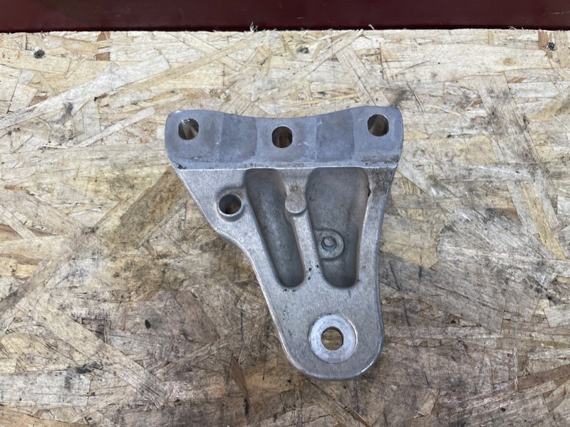 Кронштейн опоры двигателя