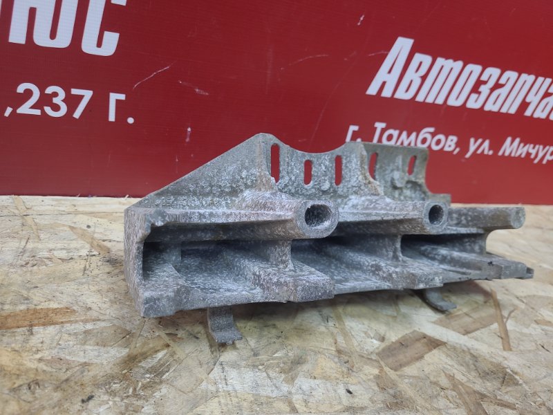 Кронштейн впускного коллектора