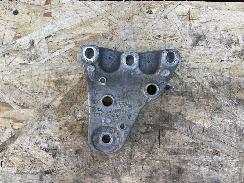 Кронштейн опоры двигателя