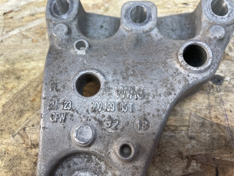 Кронштейн опоры двигателя