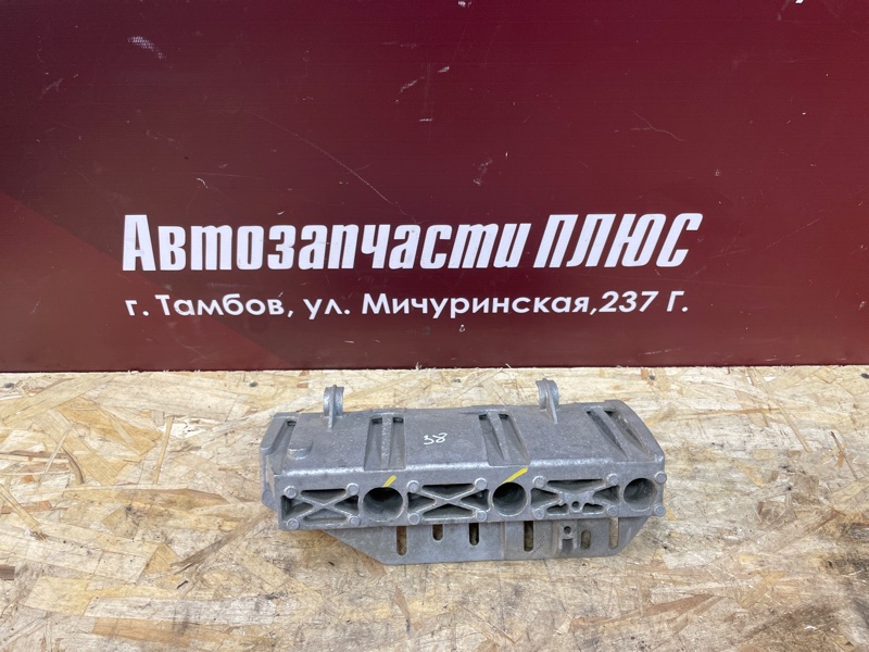 Кронштейн впускного коллектора