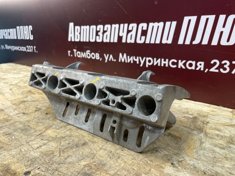 Кронштейн впускного коллектора