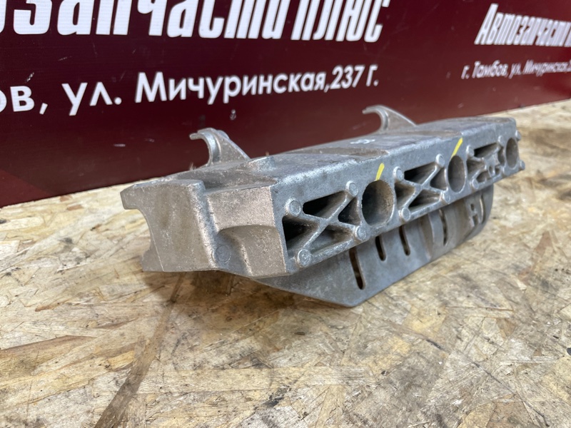 Кронштейн впускного коллектора