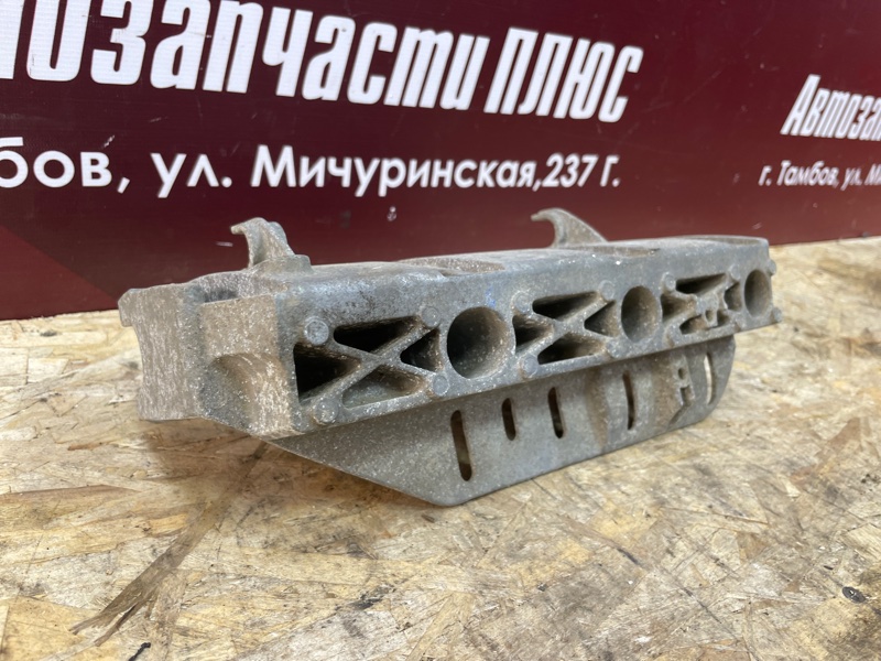 Кронштейн впускного коллектора