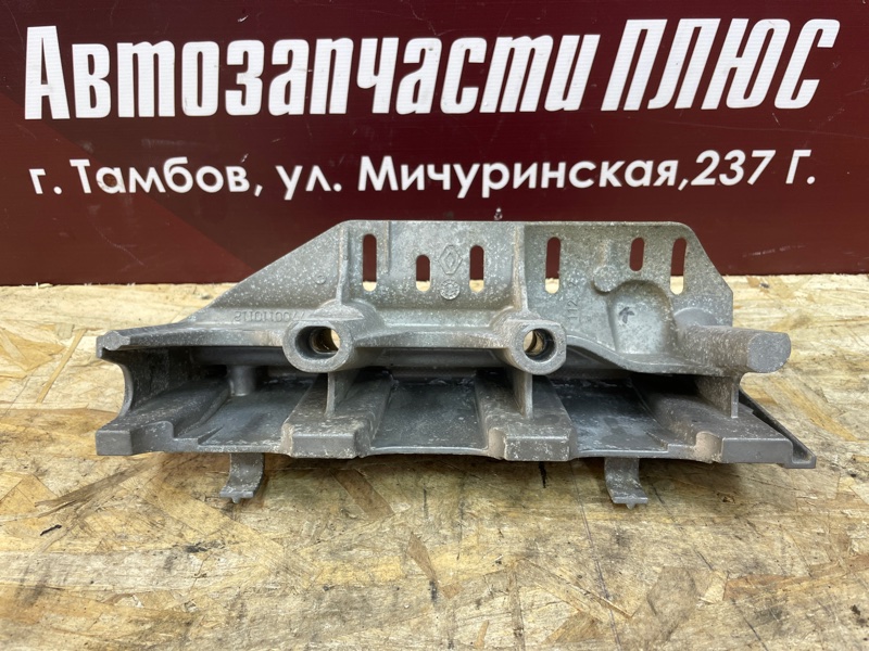 Кронштейн впускного коллектора