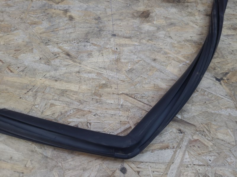 Уплотнитель стекла      двери