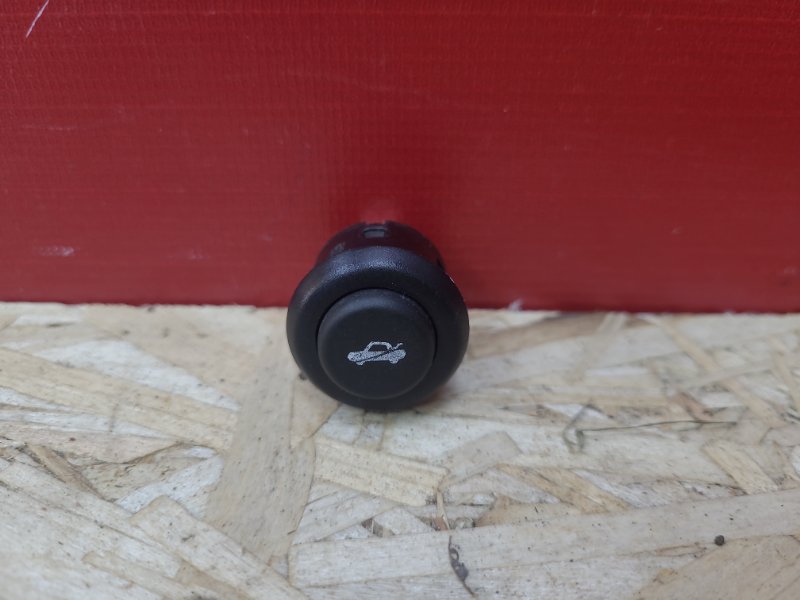 Кнопка открывания багажника