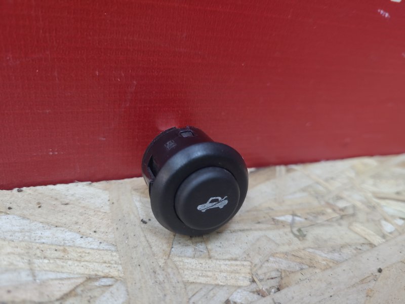 Кнопка открывания багажника