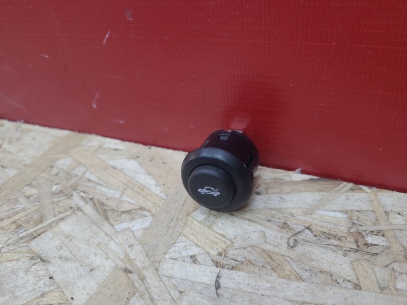 Кнопка открывания багажника