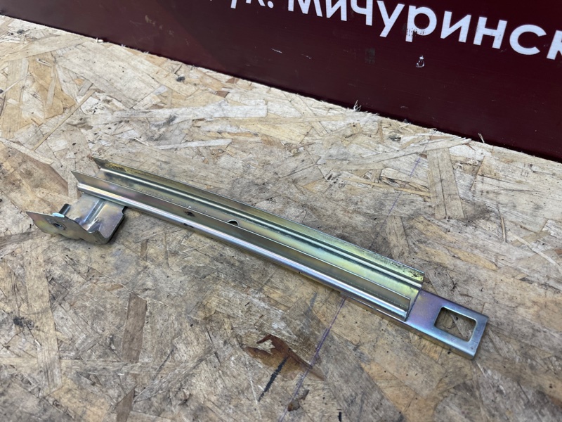 Направляющая стекла     двери
