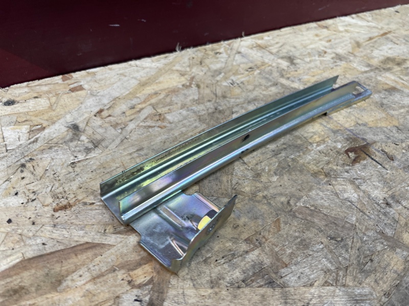 Направляющая стекла     двери