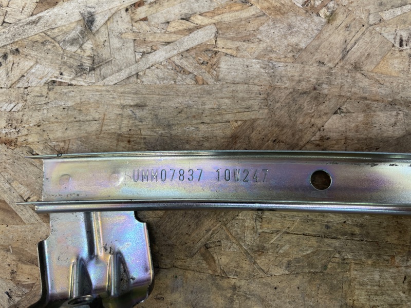 Направляющая стекла     двери