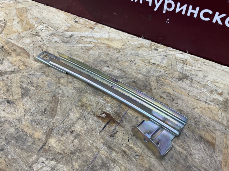 Направляющая стекла     двери