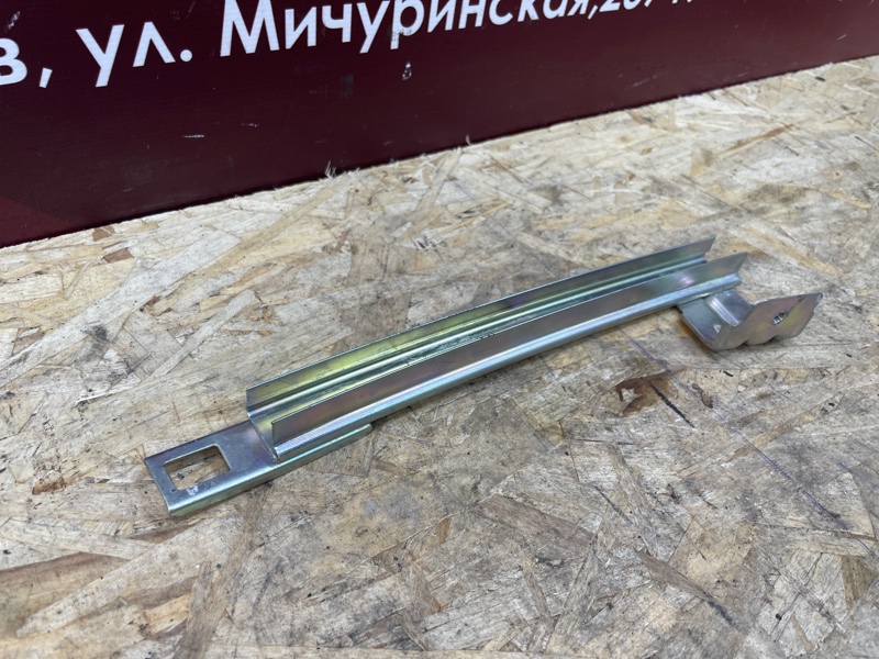 Направляющая стекла     двери