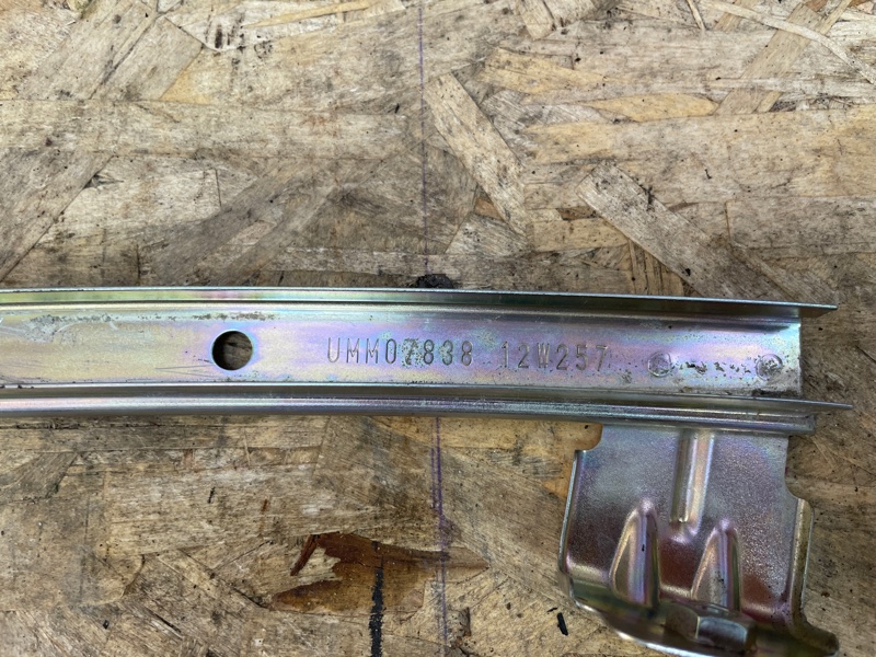 Направляющая стекла     двери